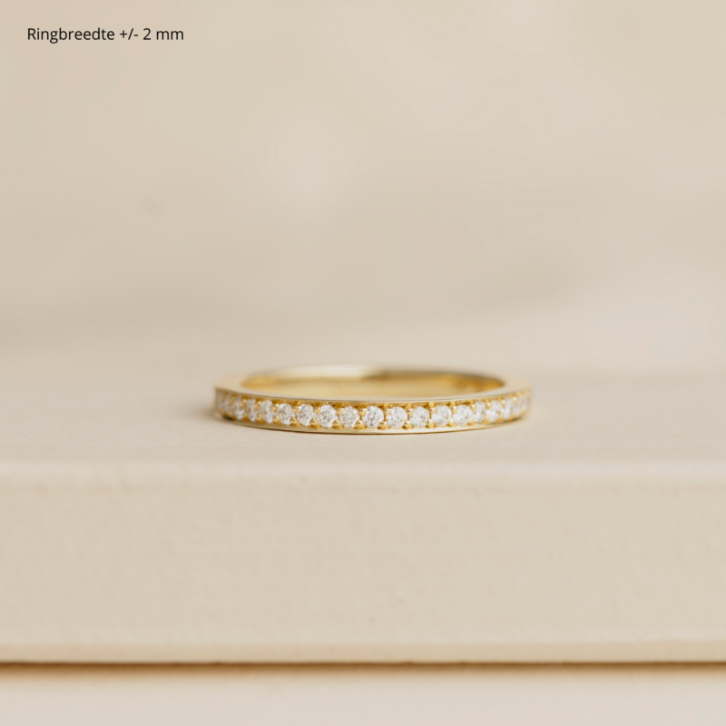 Ring Vida (onderaan) in combinatie met een ring met diamant, ter illustratie. Ring Vida (onderaan) in combinatie met een ring met diamant, ter illustratie.