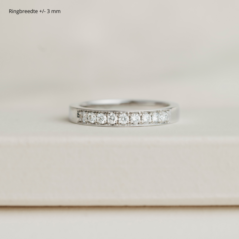 Ring Vida (onderaan) in combinatie met een ring met diamant, ter illustratie.-2 Ring Vida (onderaan) in combinatie met een ring met diamant, ter illustratie.-2